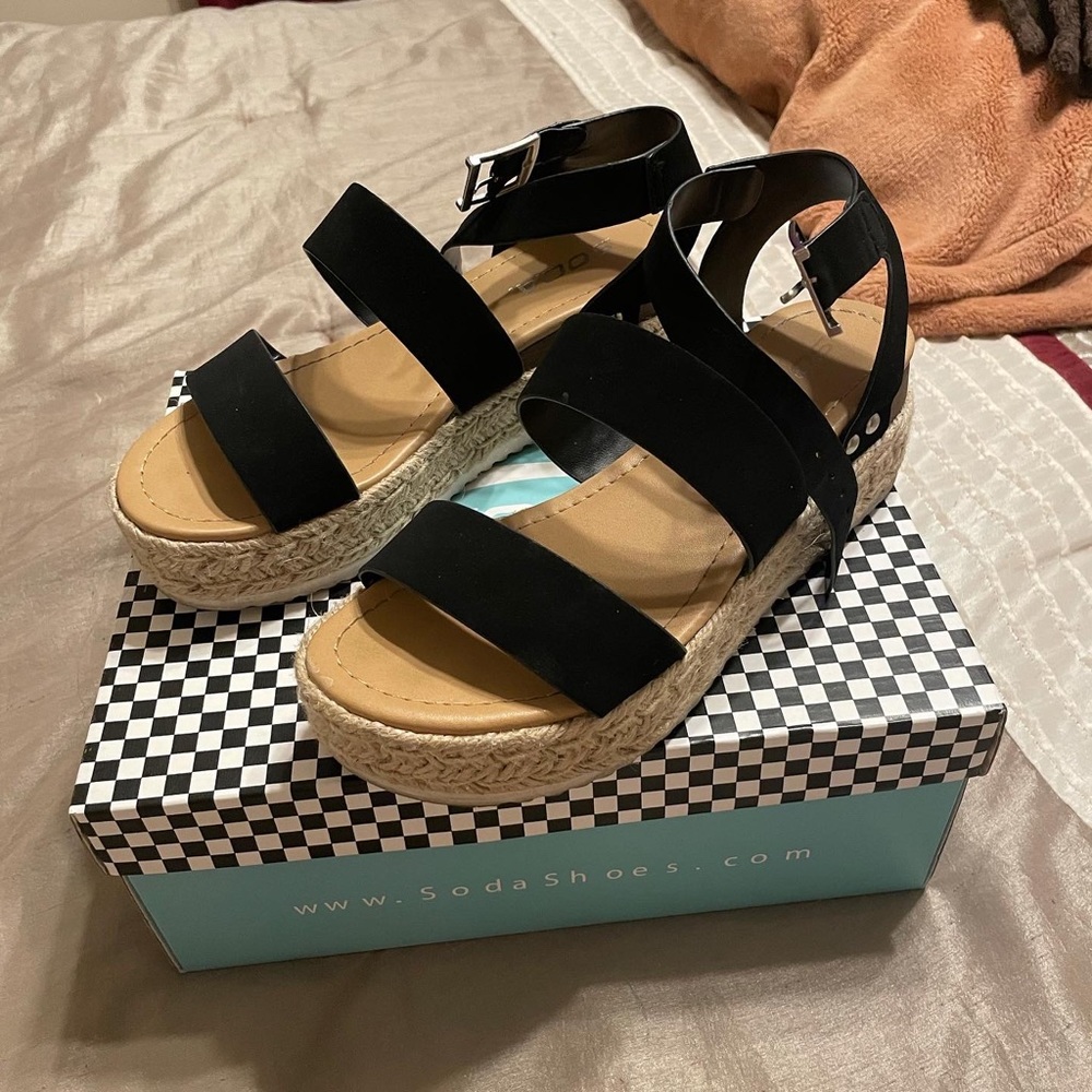Soda Platform sandals in black size 6.5